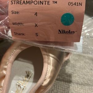 Brand New Nikolay Streampointe Pointe shoes. 4 X S. 0541N